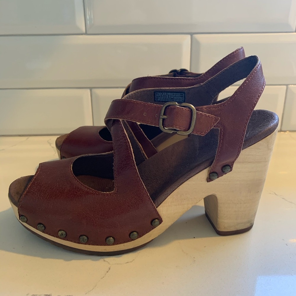 Ugg brown leather strappy wood sandal size 7